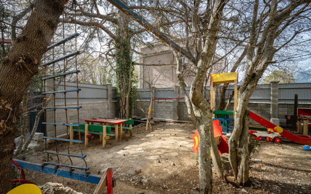 Dvukhetazhnaya S Terrasoy Otdykh U Ruchyya Flat