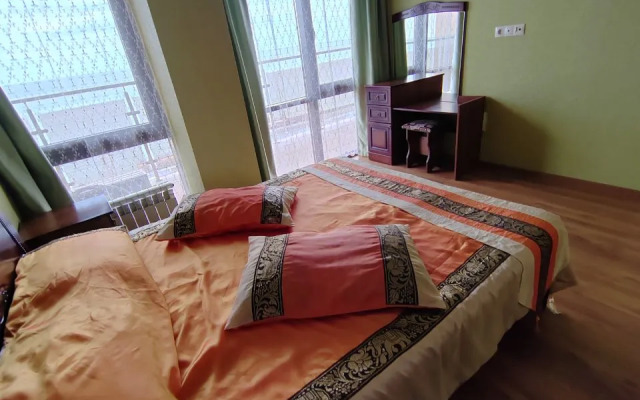 Uyutnaya Yevro-Dvushka U Morya S Panoramnym Vidom