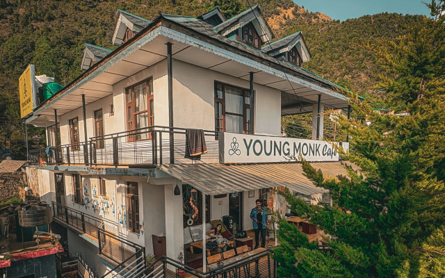 Хостел Young Monk Hostel & Cafe Dharamkot