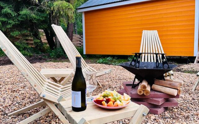 Zeleny Domik V Lesu Na Zhivopisnoy Ulitse Glamping