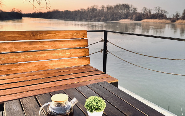 Частный дом у реки Рахат