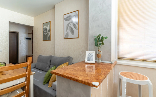 U parka Galitskogo Apart-Otelika na Geroyev Razvedchikov Flat