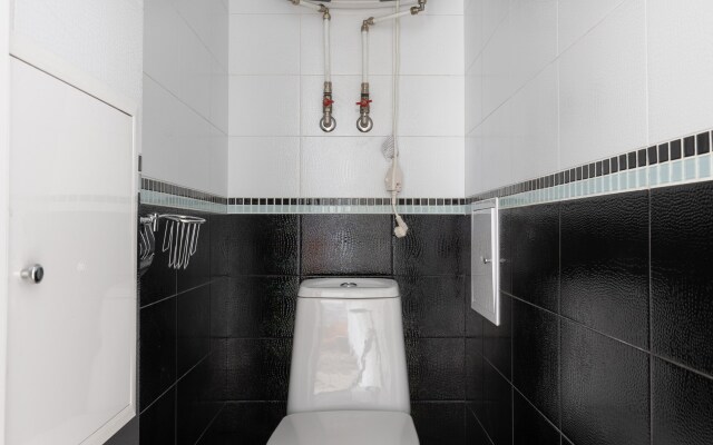 S konditsionerom i shikarnym dizaynerskim remontom Flat