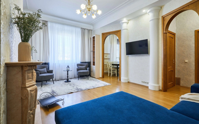 Квартира FlatStay Карповки 16| Большая видовая 4шка с камином