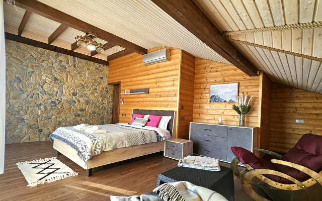 Dom s Basseynom i Plyazhem v sele Andreevka Chalet