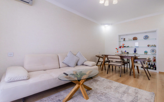 Dvukhspalnie S Gostinoy Komnatoy V Tsentre Goroda Apartments