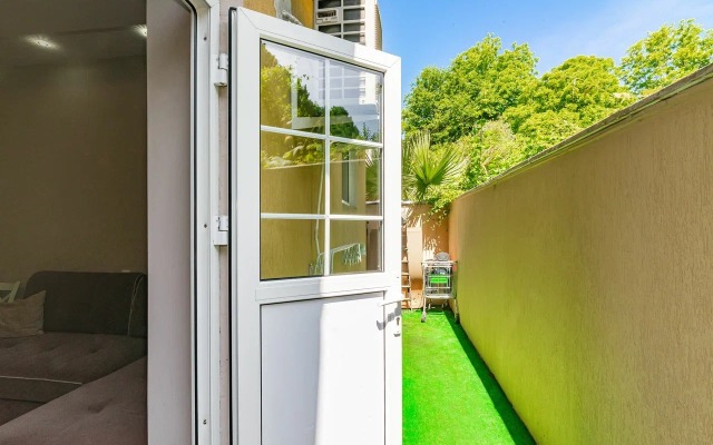 U Morya S Basseinom V Zhk Solnechny Apartments