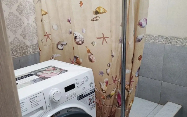 S Balkonom I Vechernim Zakatom Flat