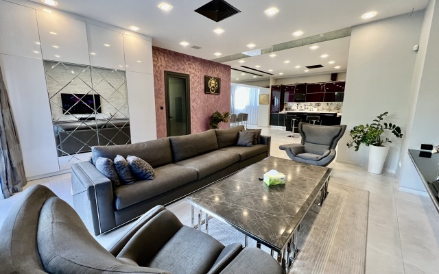 Luxury Villa With Pool and Jacuzzi