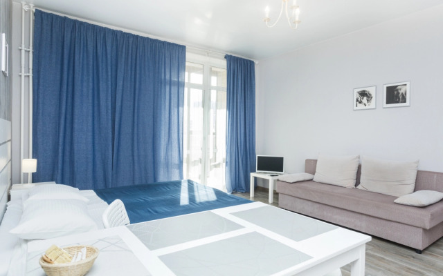 Светлая студия Этажидейли с балконом в Центре