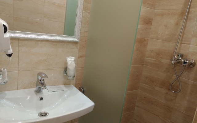 8 Avenyu Hotel