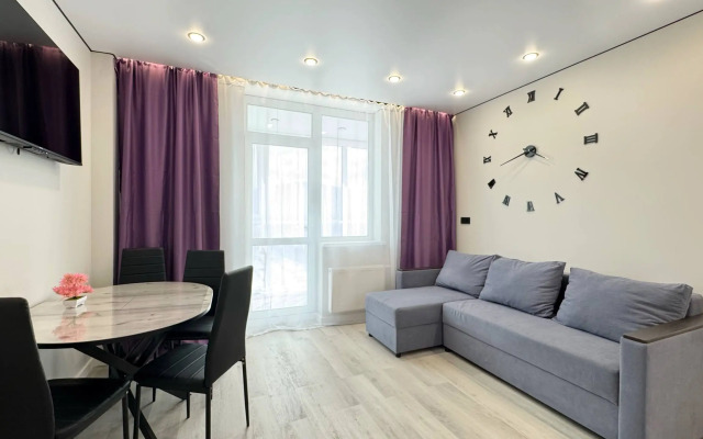 Sovremennaya Dvukhkomnatnaya s Panoramnym Balkonom Flat