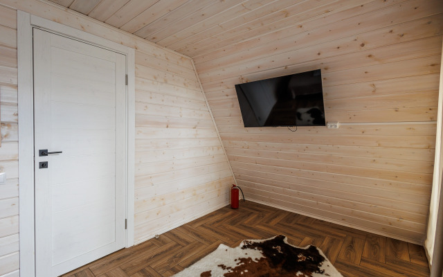 Частный дом А-фрейм в дубовом лесу