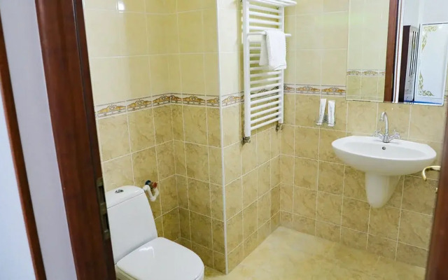 Отель Maqom Plaza