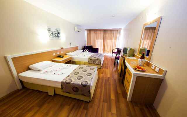 Tuntas Beach Hotel Altinkum