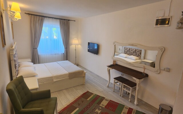 Tarcin Alacati Otel - Adults Only