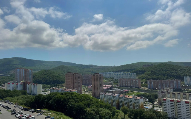Sovremennaya Dvukhkomnatnaya s Panoramnym Balkonom Flat