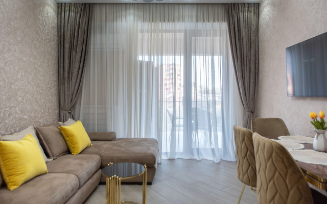 S Prostornoy Terrasoy i Vidom na Park Apartments
