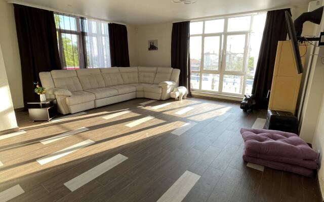 S basseynom i 5 master spalnyami Villa