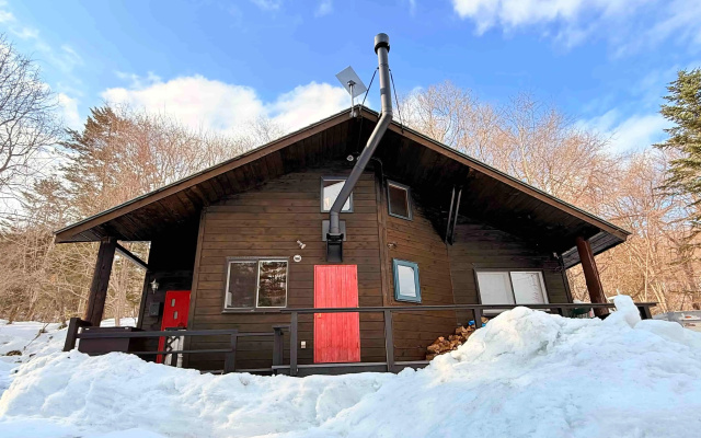 Stay In Toya Uyutny Domik Ryadom S Ozerom Toya Rusutsu I Niseko Chalet — hotel in Toyako