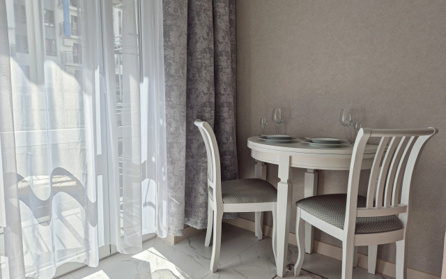 S Balkonom v Odnom iz Samykh Zelenykh Rayonov Sochi Flat