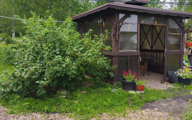 Частный дом в лесу у реки