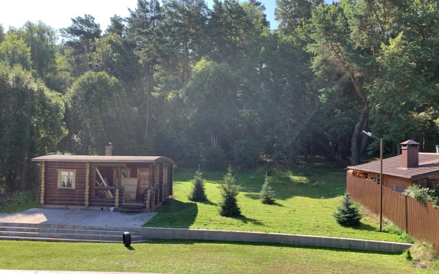 Uyutny dom v lesu u reki Private house
