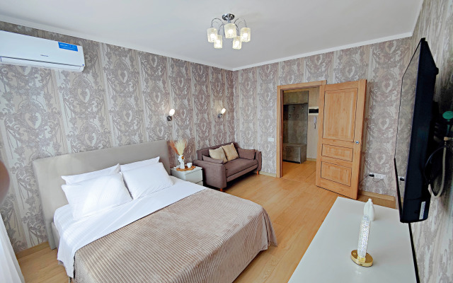 S Potryasayuschim Vidom Na Reku Volgu I Gory Flat