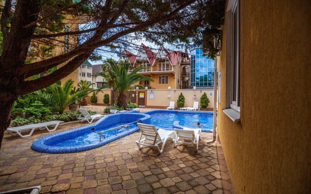 U Morya S Basseinom V ZhK Solnechnyij Apr42 Apartments