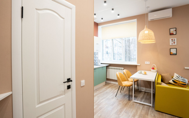 S yarkim dizaynerskim remontom Apartments