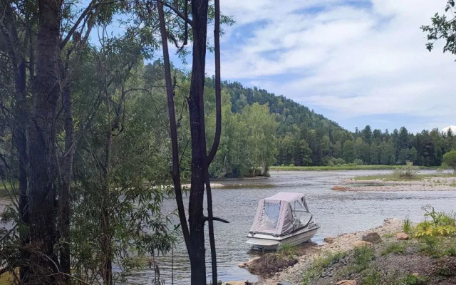 Частный дом коттедж в живописном месте на берегу реки Бия
