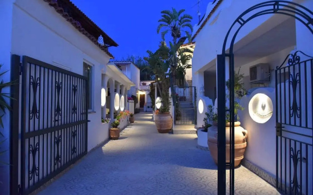 Отель Junior Village