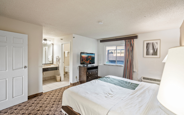 Отель Coratel Plus Suites Wichita West Airport