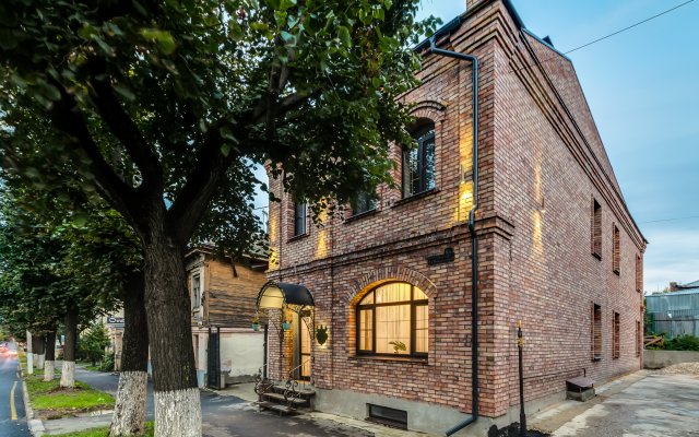 Zamok na Nikolskoy Gostevoy Dom