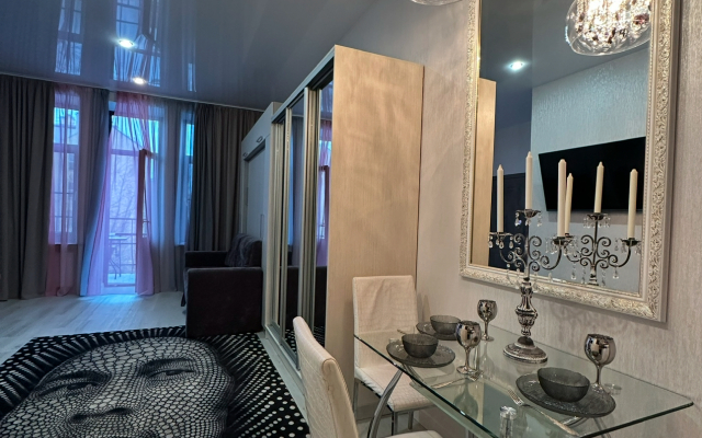Bolshaya Studiya V Tsentre Flat