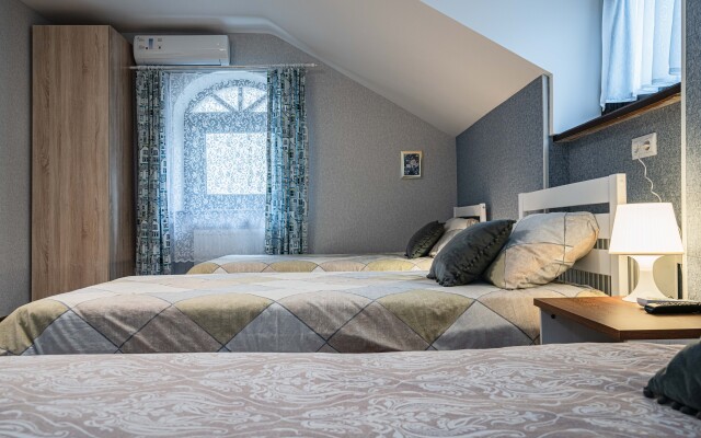 Квартира Трехкомнатная Московская 12