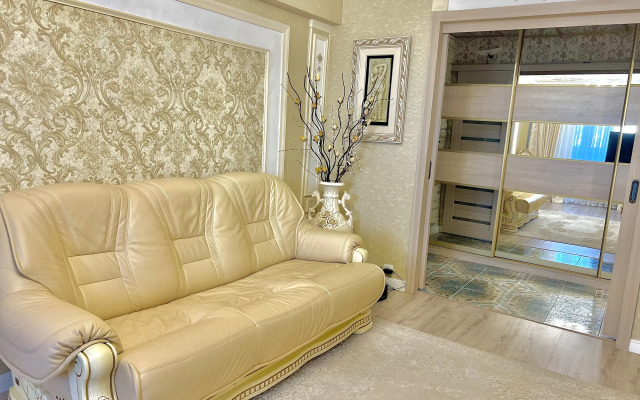 U Metro Pushkinskaya Flat