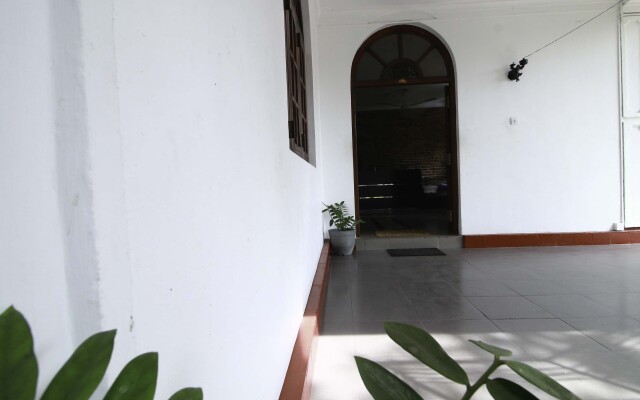 Yoho Solid Polhengoda Hotel