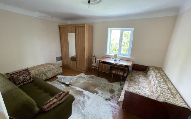 V Tsvetuschem Sadu Private House