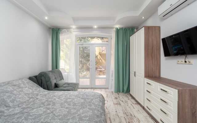 U Morya S Basseinom V ZhK Solnechnyij 15 Apartments