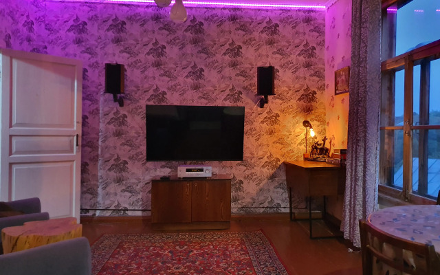 V Starinnom Osobnyake  voskresenskaya - Pamyatnik Provintsialnogo Klassitsizma Flat