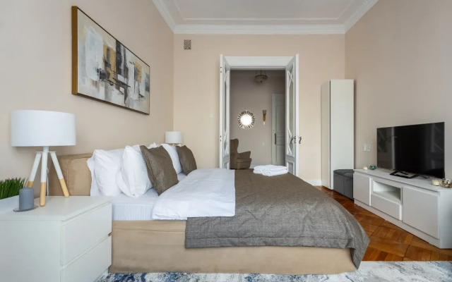 Apartments Uluchshennye S Dvumya Spalnyami I Balkonom