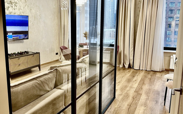 Dizaynerskiy 2-kh komnatny lyuks Flat