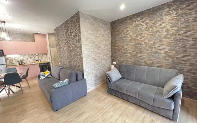 Chetyryokhmestnaya studiya s balkonom i basseynom na territorii Apartments