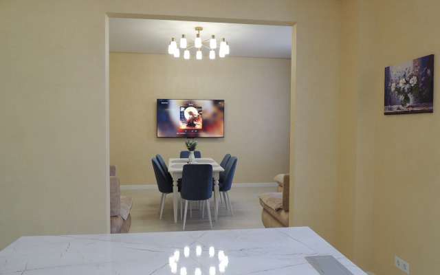 Umnaya S Alisoy Na Tsvetnike Flat