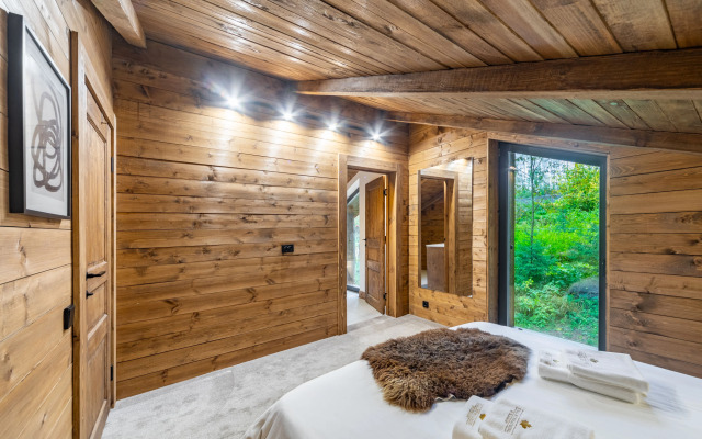 Шале с камином и джакузи в лесу