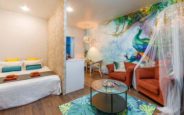 Апартаменты на Крестинского павлин