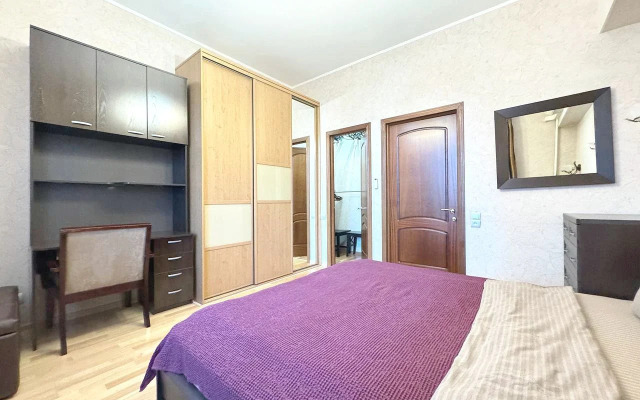 Квартира Трехкомнатная с Балконом и Кондиционером в Центре на Весенней