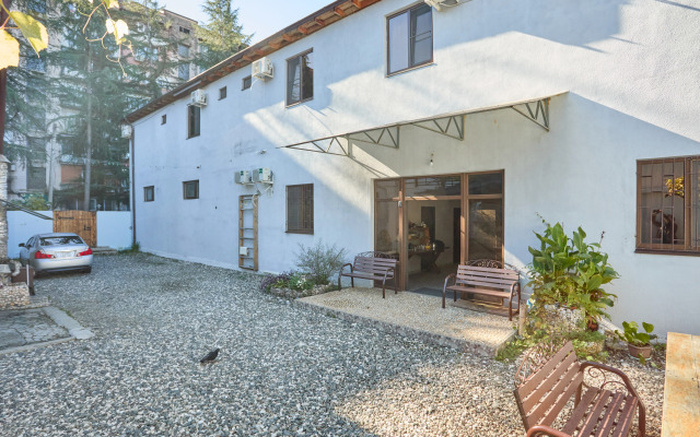 Laura Hotel