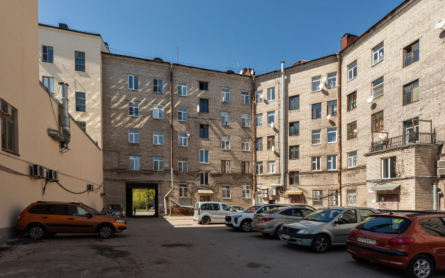 FullHouseApart dizaynerskaya chetyrekhmestnaya studiya na vokzal'noy ploshchadi Apartments